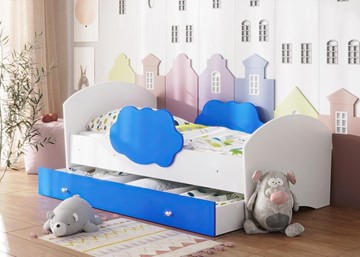 Детская кровать с бортиками Тучка с ящиком, корпус Белый, фасад Синий в Новороссийске