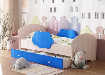 Детская кровать с бортиками Тучка с ящиком, корпус Дуб млечный, фасад Синий в Сочи