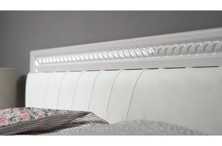 Кровать полуторная Гертруда, М9, Экокожа с пуговицами без основания, белая лиственница/ясень жемчужный в Краснодаре - изображение 2